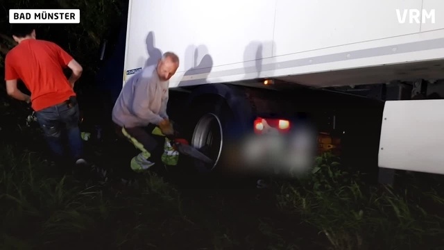 Lkw rauscht in Böschung bei Bad Münster