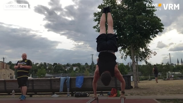 Übungen im Calisthenics-Park am Wiesbadener Schlachthof