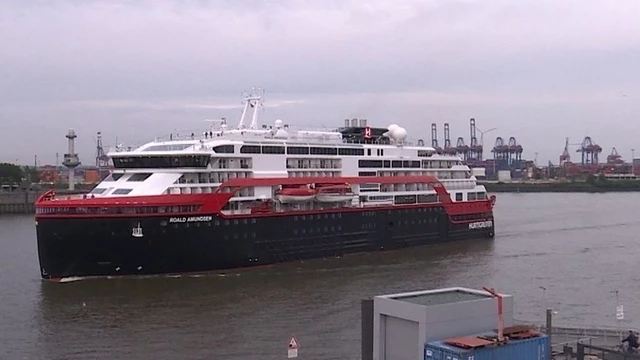 Ankunft In Altona Erstes Hybrid Kreuzfahrtschiff Läuft In