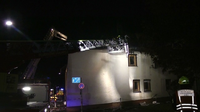 Feuerwehr löscht Dachstuhlbrand in Solms