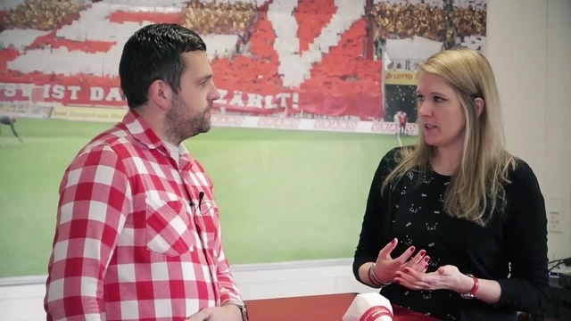 Wortpiratin rot-weiß: Mara Pfeiffer trifft Sebastian Schneider von den Supporters Mainz