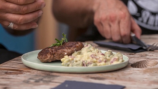 Berliner Bulette mit Kartoffelsalat InExtremo