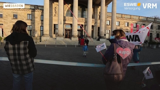 Mahnwache der Awo Wiesbaden vor dem Kurhaus