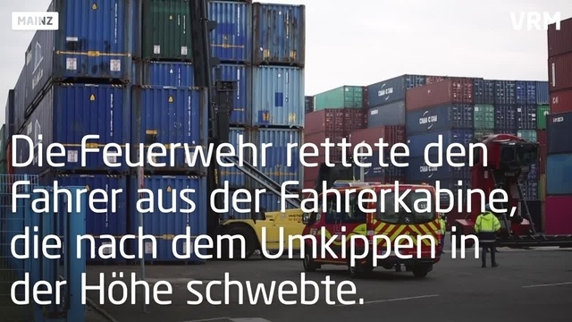 Stapler kippt im Mainzer Containerhafen um