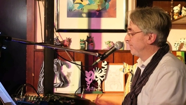 Frank Mignon unterhält beim Konzert in der Kneipe