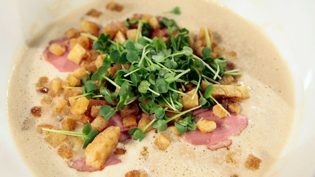 Maronensuppe mit geräucherter Entenbrust und Chili-Zimt-Croûtons