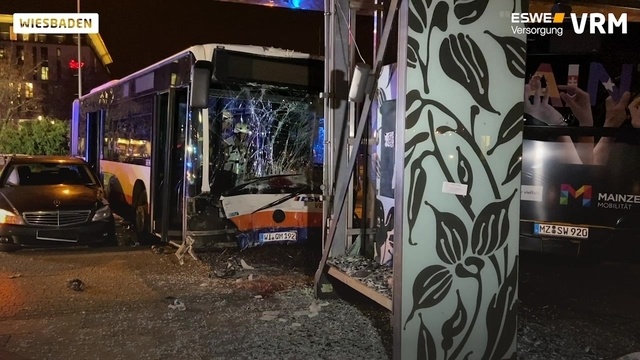 Schwerer Busunfall am Wiesbadener Hauptbahnhof