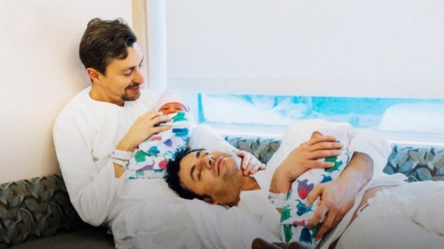 Zwei Väter und ihre Babys