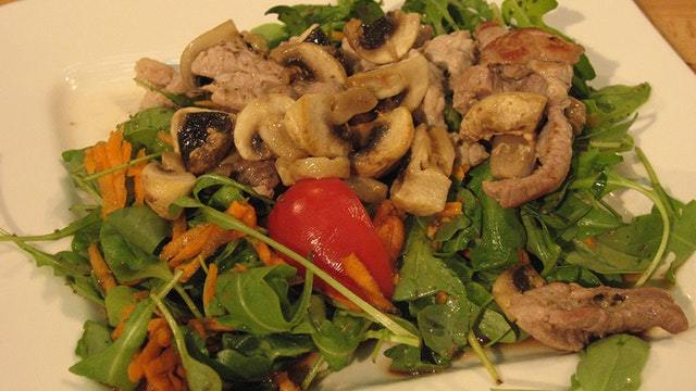 Feldwiesensalat mit Schweinegeschnetzeltem
