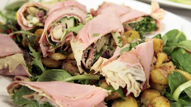Schinkenröllchen mit Birnen-Sellerie-Füllung auf Bratkartoffelsalat von Johann Lafer