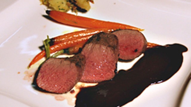 Gebratener Rehrücken mit Schokoladensauce, glasierten Möhren und Sandkartoffeln