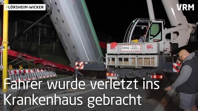 Flörsheim-Wicker: Sattelzug aus Brücke befreit