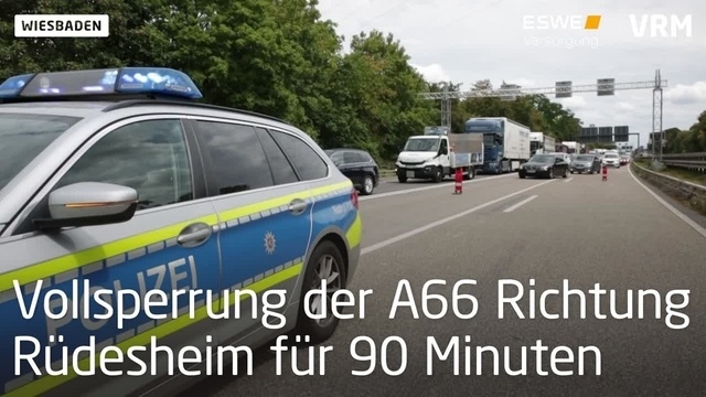 Wiesbaden: Unfall auf A66 - Mann fährt in Absperrung