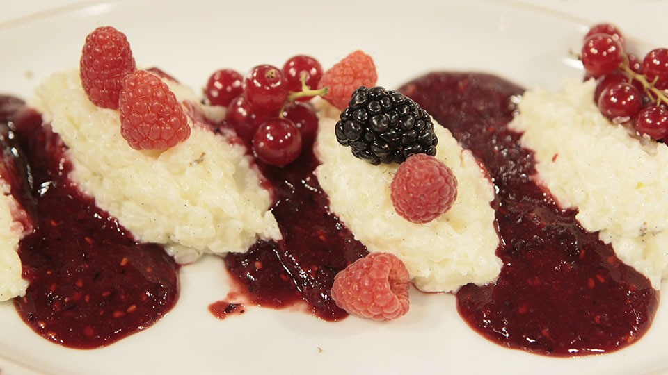 Milchreis mit frischen Beeren der Saison