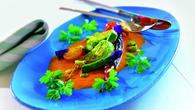 Zucchiniblüten mit Amaranth und Paprikasauce