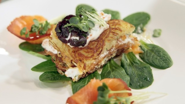 Rösti–Torte mit Lachs und Wodka-Crème-fraîche