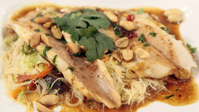 Kross gebratene Teriyaki-Forelle mit Glasnudeln von Johann Lafer