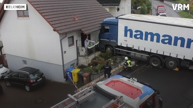 Lkw kracht in Kelkheim in Hauswand