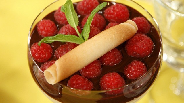 Orangen-Marzipan-Mousse mit scharfer Schokoladensauce von Johann Lafer
