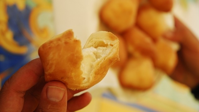 Frittierte Teigtaschen mit Ricotta (Panzerotti)
