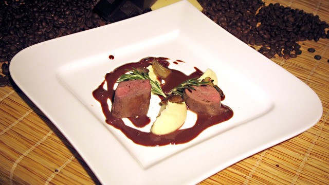 Maibock mit Selleriepüree, Austernpilzen und Schokoladensauce