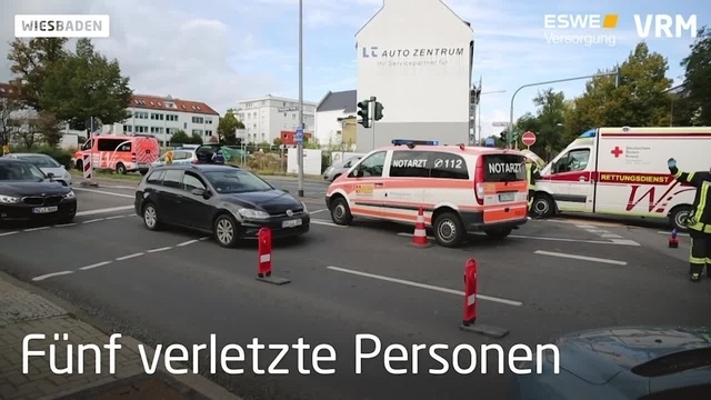 Rettungswagen kollidiert mit Pkw in Wiesbaden