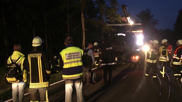 Tod nach Überschlag: Frau wird aus Auto geschleudert