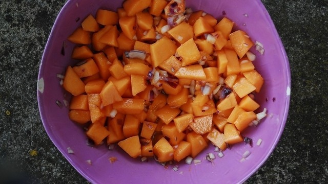 Zuckermelonensalat mit Zwiebeln