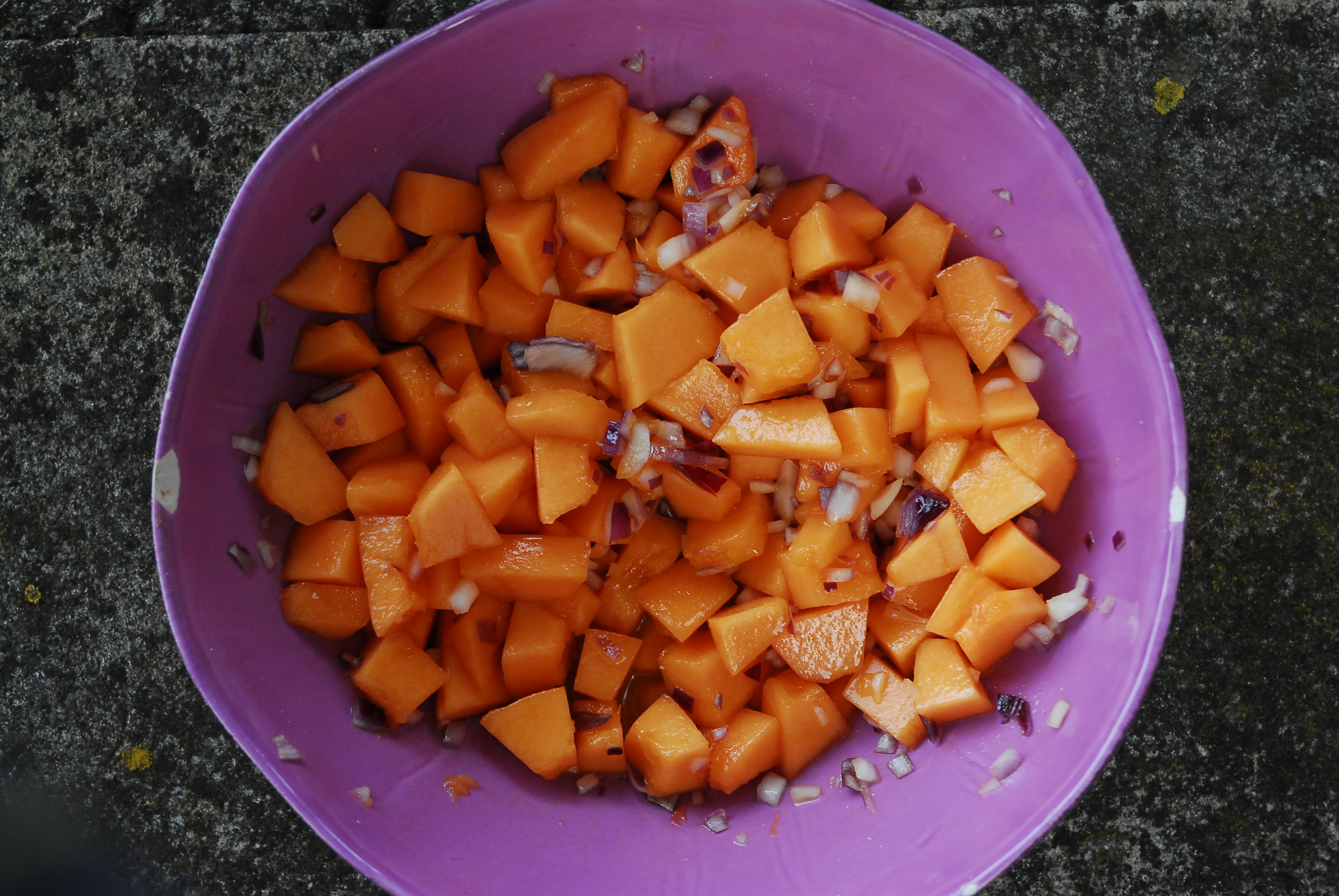 Zuckermelonensalat mit Zwiebeln