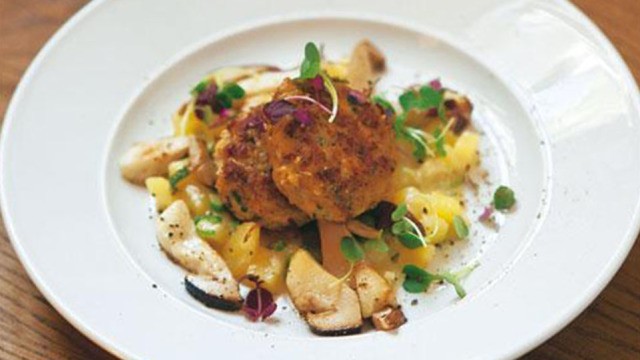 Fleischpflanzerln auf Kartoffel-Steinpilz-Risotto