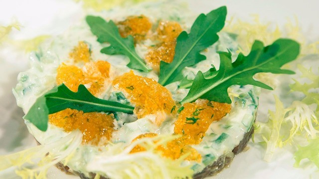Thunfischtatar mit Wasabigurken und Fliegenfischkaviar