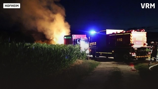 350 Strohballen geraten bei Hofheim in Brand