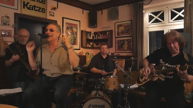 Red Bananas Blues Band spielt Konzert in der Kneipe