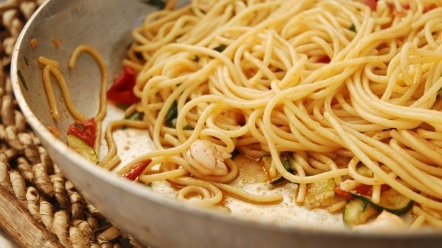 Spaghetti mit Garnelen und Zucchini
