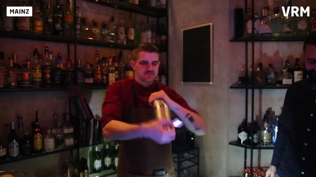 Barkeeper Dominik beim Cocktail Shaken