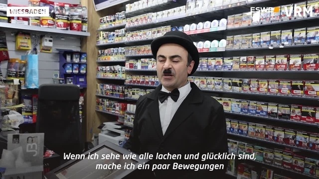 In Biebrich bedient Charlie Chaplin Kioskbesucher