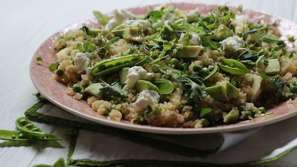 Quinoa Salat mit Erbsen und Ziegenkäse