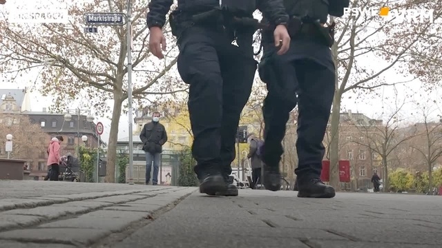 Kontrolle der Maskenpflicht in Wiesbadener Fußgängerzone