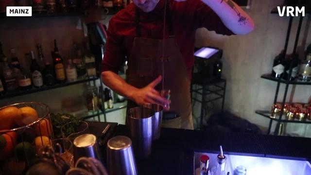 Barkeeper Dominik beim Abmessen mit dem Jigger