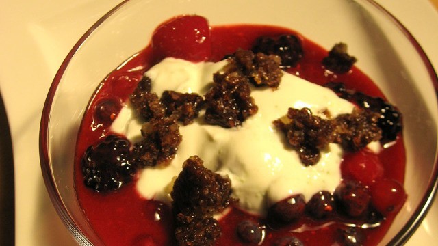 Stippmilch mit Beerenkompott