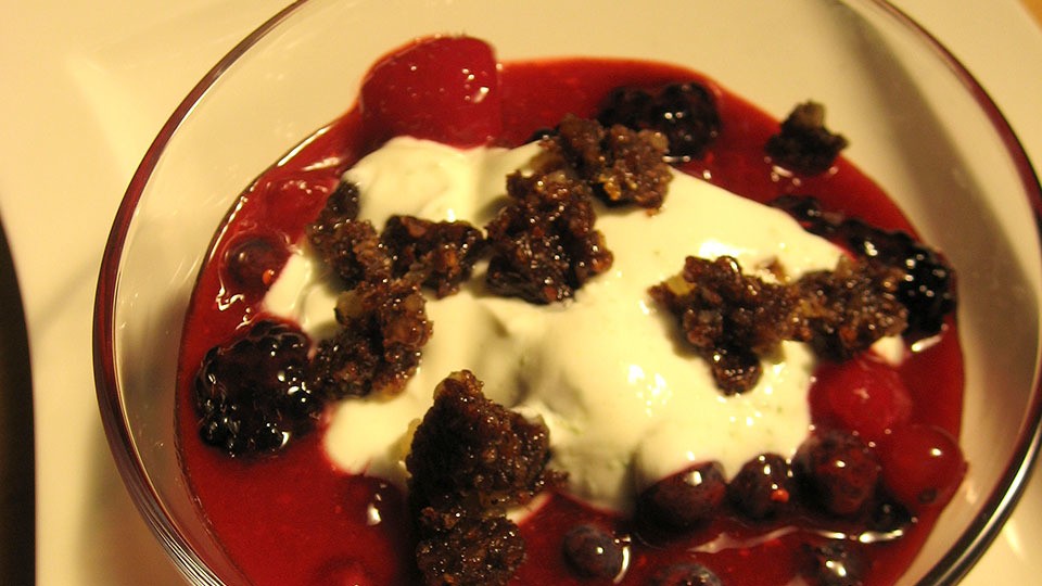 Stippmilch mit Beerenkompott