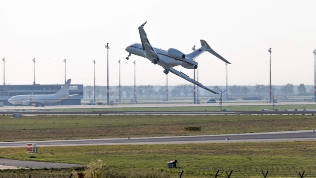 Flugbereitschaft: Notlandung in Schönefeld