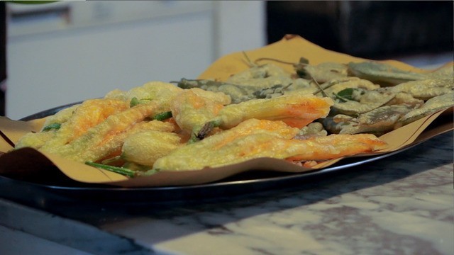 Frittierte Zucchiniblüten mit Salbei