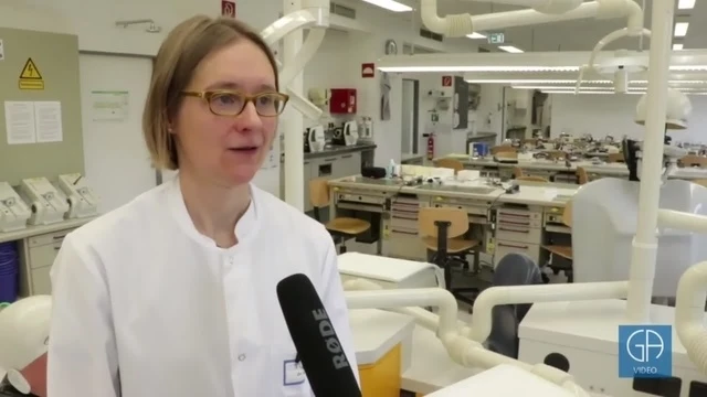 Studierende Der Zahnmedizin An Der Jlu Giessen Sammeln Praxis An Phantomkopfen