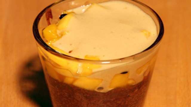 Pekannuss-Brownie mit Mango-Maracuja-Ragout und Kaffeesabayonne