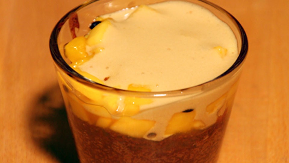 Pekannuss-Brownie mit Mango-Maracuja-Ragout und Kaffeesabayonne