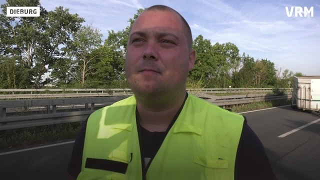 Unfall mit einem mit Schweinen beladenen Anhänger