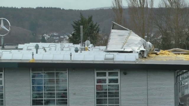 Stundenlange Sperrung: Dach droht auf A 45 zu fliegen