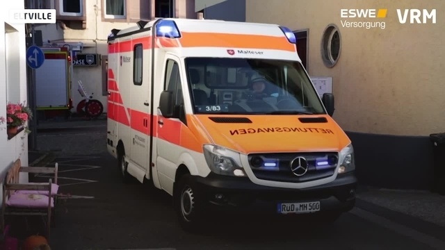 Unfall in Eltville: Frau wird von Auto eingeklemmt