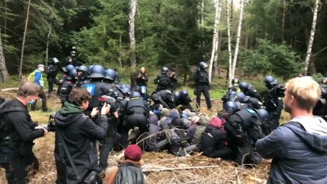Polizei geht gegen A-49-Gegner im Wald vor